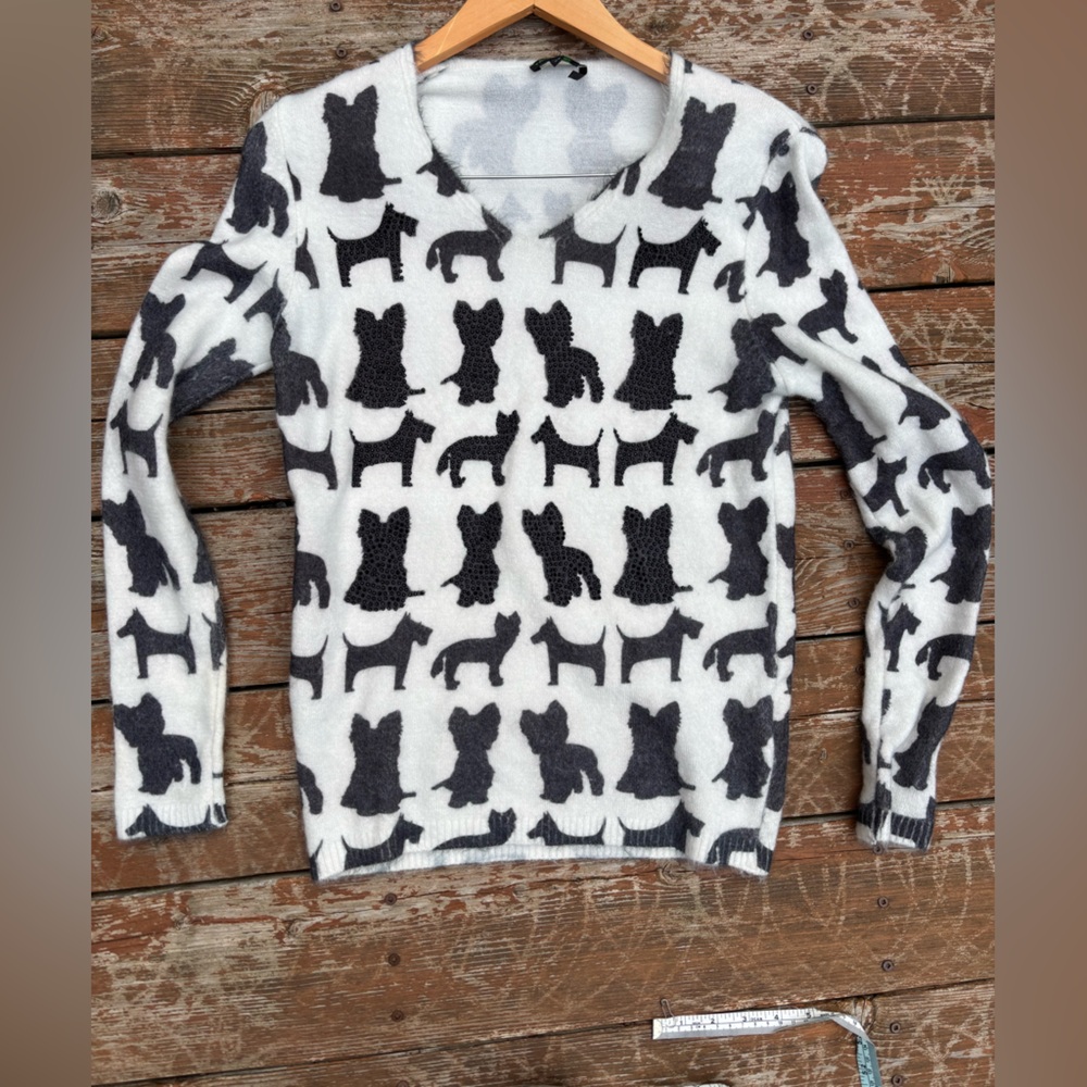 Dog top, Tricotto cream and Black V-Neck Sweater, Modern Design, Scottie dog